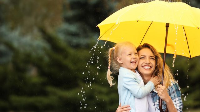 menjaga kesehatan anak di musim hujan