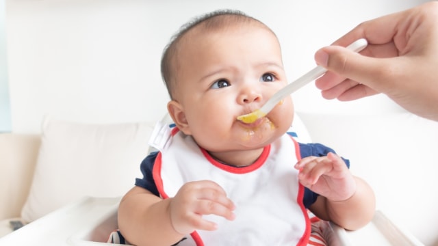 tips memilih makanan kemasan untuk bayi