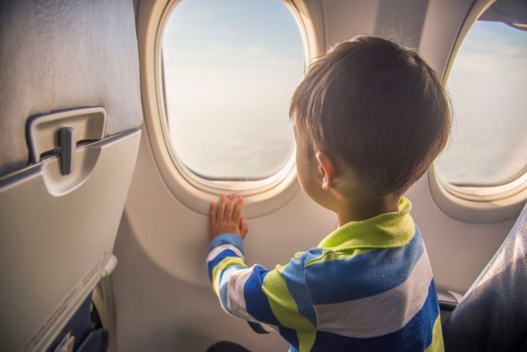 tips agar anak tetap tenang di pesawat