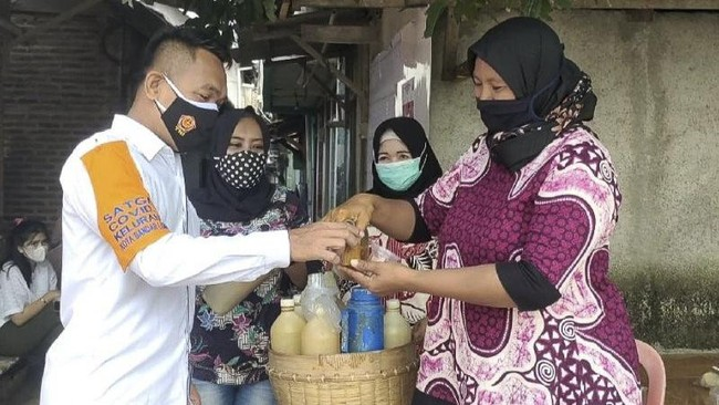 menawarkan jamu gratis