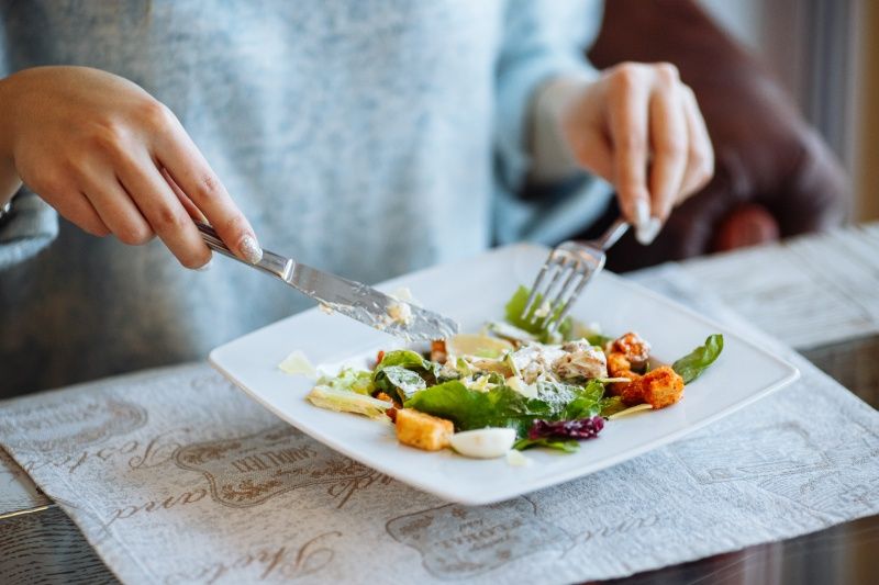 atur pola makan yang benar untuk menurunkan kolesterol